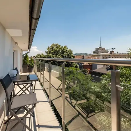 Lovely 1-bdr With View Of Cathedral Апартаменты *